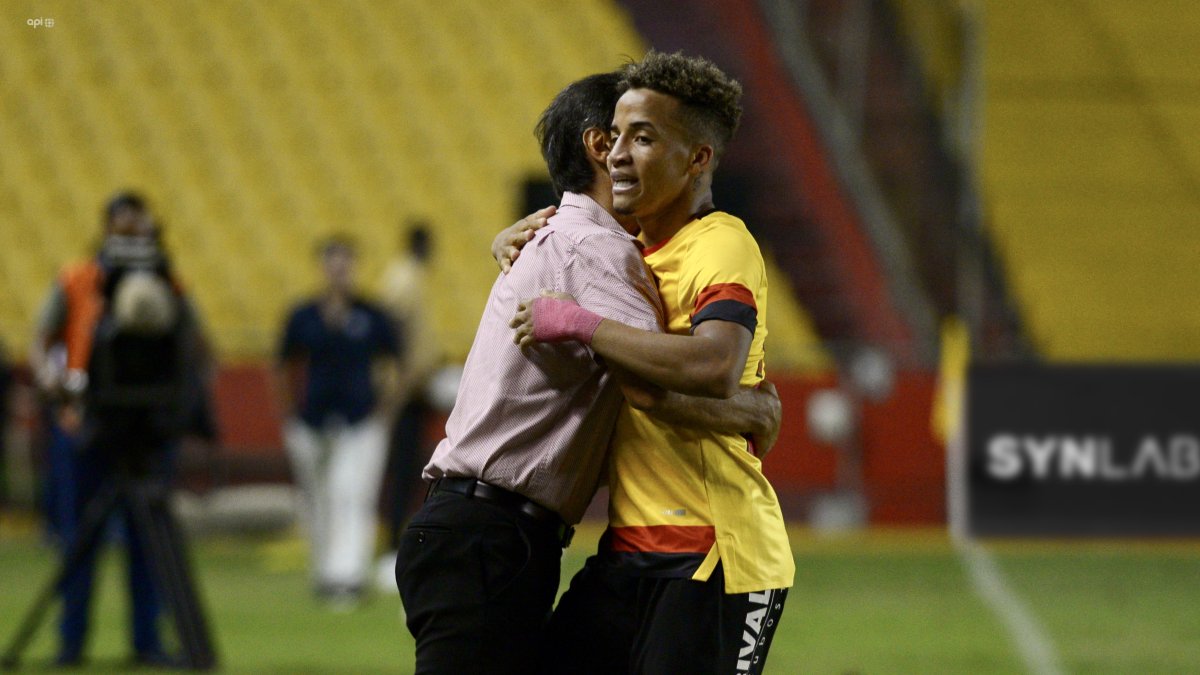 Fabián Bustos (i) disfruta del buen momento que vive con Barcelona.