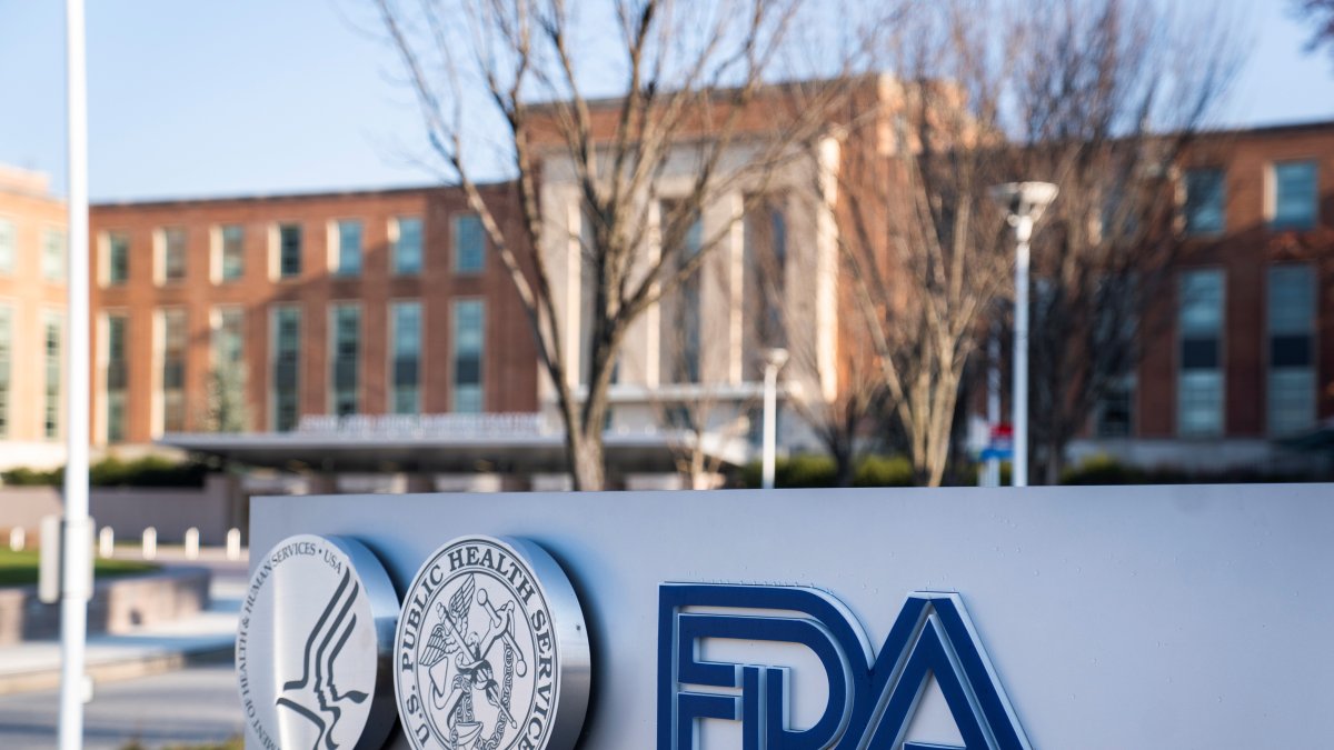 En un comunicado, la FDA explicó este viernes que informó formalmente a Pfizer de su intención de otorgarle una 