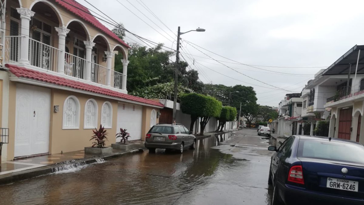 Por la fuga de agua de un tubo roto varias ciudadelas del sur están sin el servicio del líquido.