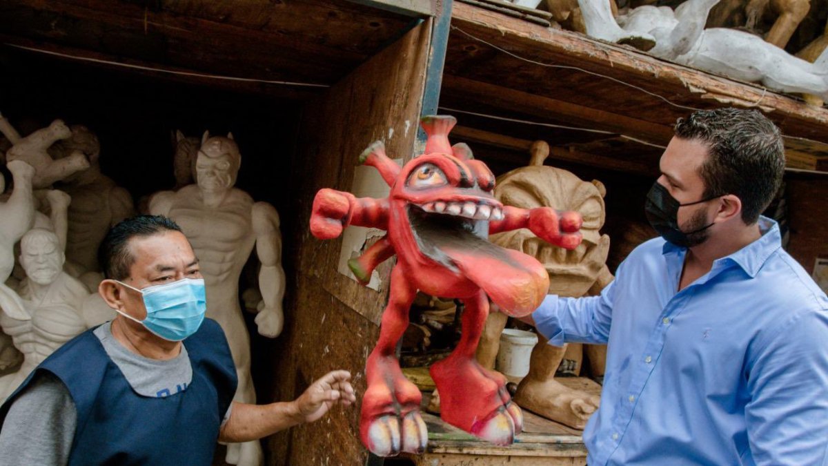 El vicealcalde de Guayaquil, Josué Sánchez, realiza un recorrido en la calle 6 de Marzo.