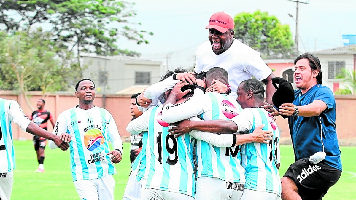 Los integrantes del Santos festejan el tanto anotado por Parrales y que puso al equipo en la siguiente ronda del torneo.