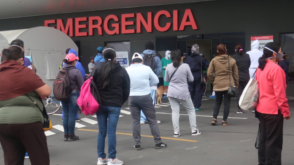 Una fila fuera de una farmacia en Quito en busca de medicamentos.