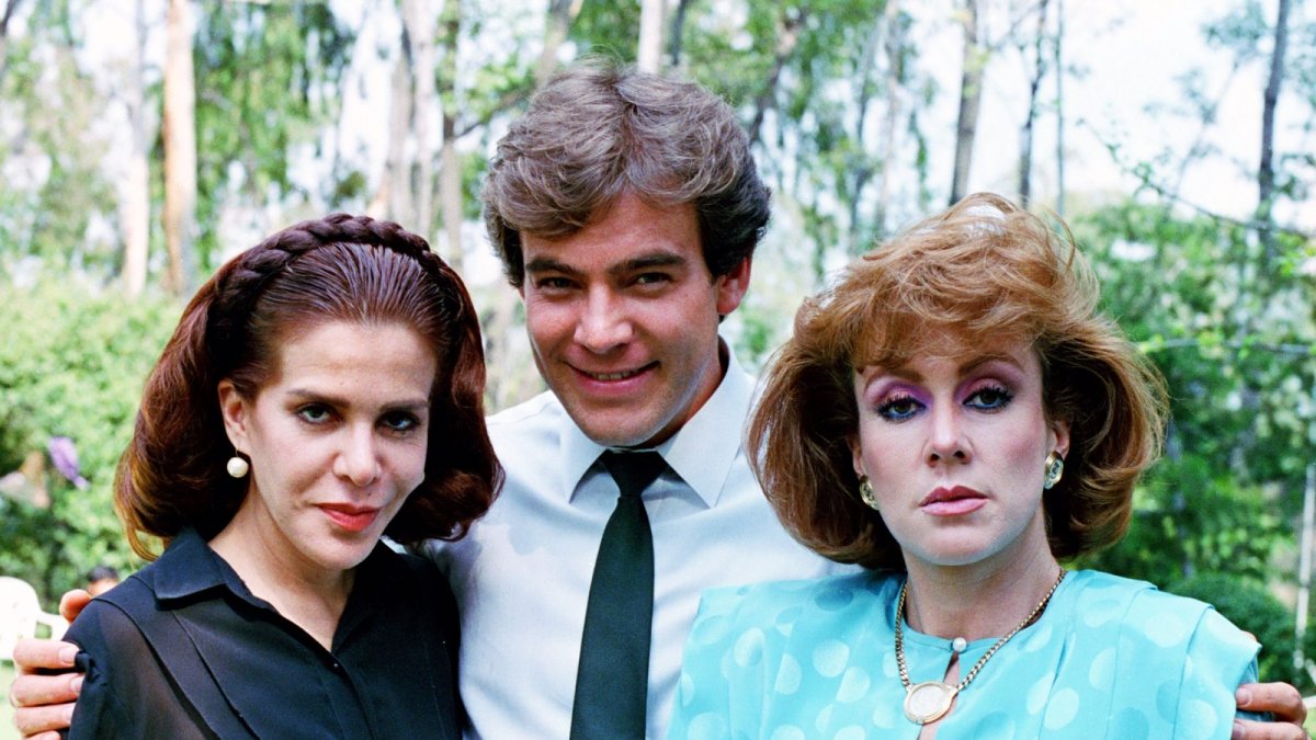Renata (izquierda) junto a los actores Guillermo Capetillo y Laura Zapata.