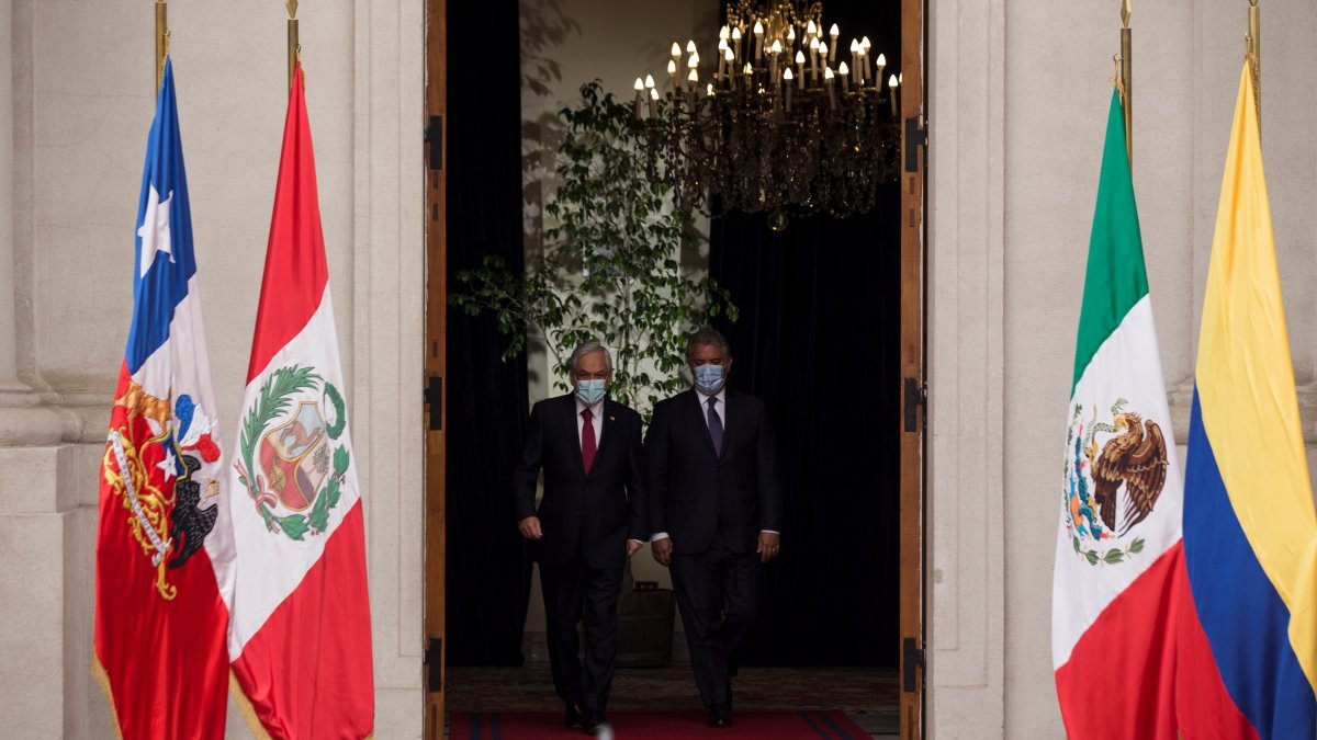 El encuentro fue también testigo del traspaso de la presidencia pro tempore del bloque a Colombia de manos de Chile, tras 16 meses de gestión de este último país.