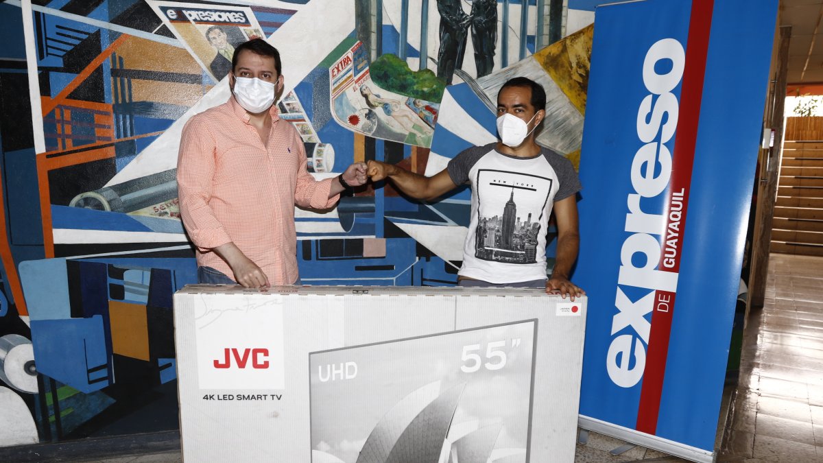 Ganador. El gerente de Mercadeo de EXPRESO, Iván Varela, durante la entrega del televisor a Isaías Manzo.