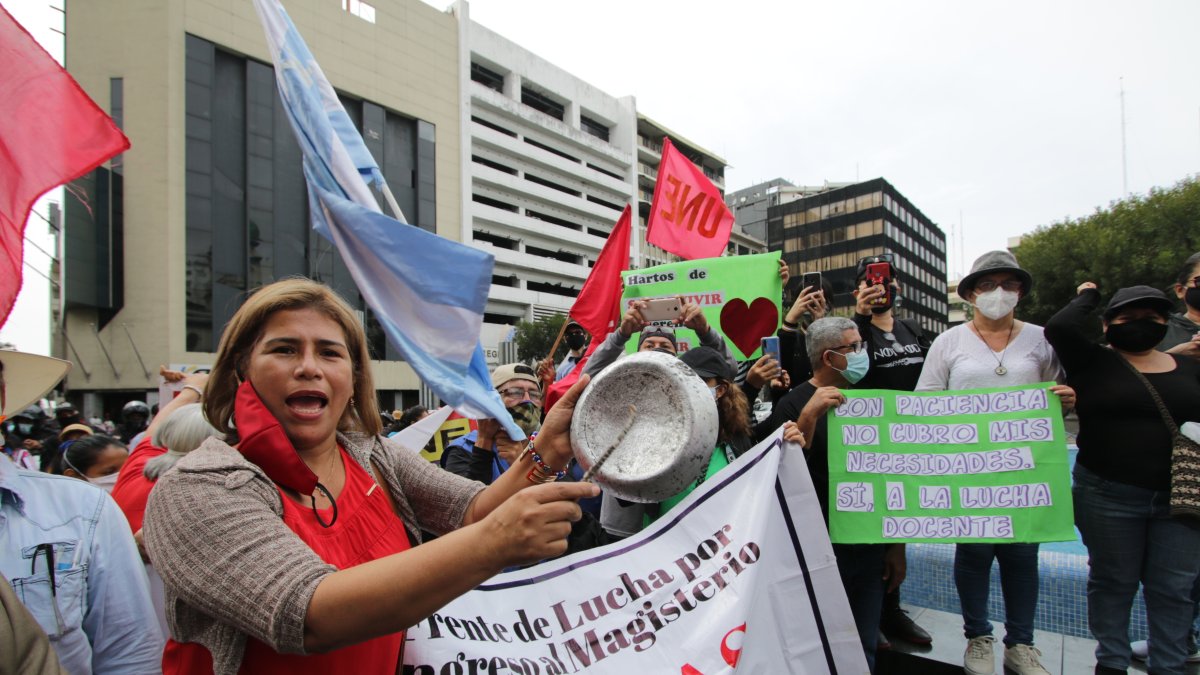 Durante este año, los profesores públicos han organizado marchas para rechazar el retraso en el pago de sus sueldos, que además fueron reducidos.