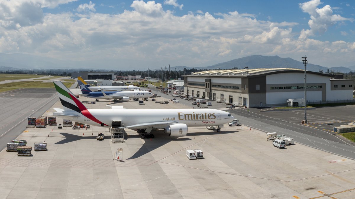 En el aeropuerto de Quito se adecuan los cuartos fríos para que puedan receptar las dosis de vacunas a -70° para las fabricadas por Pfizer..