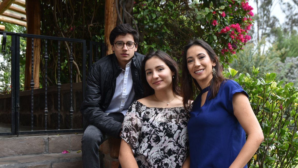Gabriela Larreátegui junto a sus hijos.