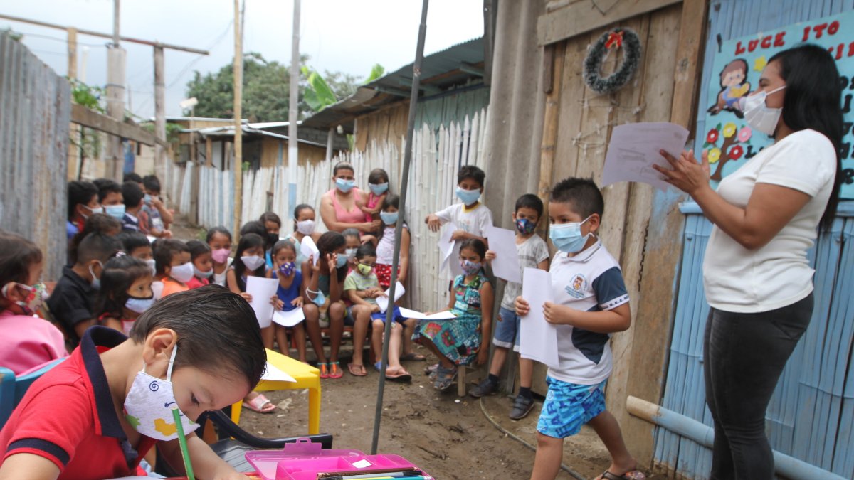 Ayuda. En la cooperativa San Francisco, en la vía a Daule, no todos tienen Internet para las clases virtuales.