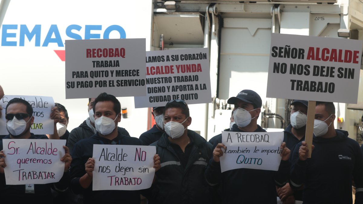 Trabjadores de Recobaq  exigen el pago de Emaseo con pancartas.