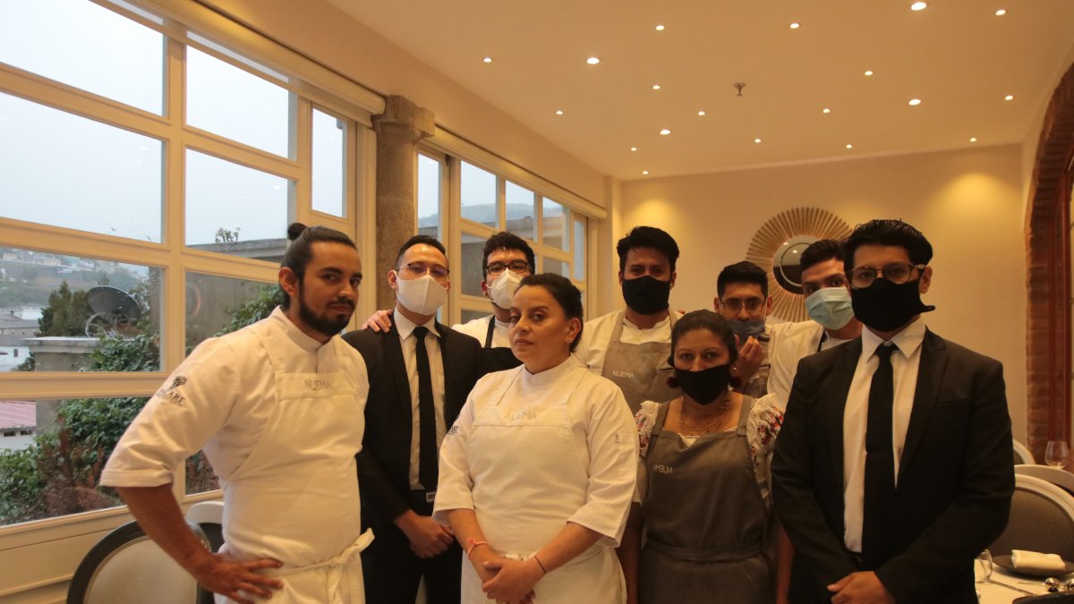 Menos de una decena de chefs, someliers y meseros son parte del selecto equipo de este restaurante.