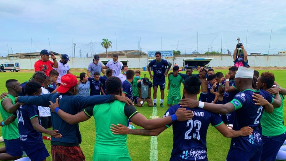 Los jugadores del Guayaquil Sport se reunieron en el centro de la cancha para orar y agradecer por el ascenso