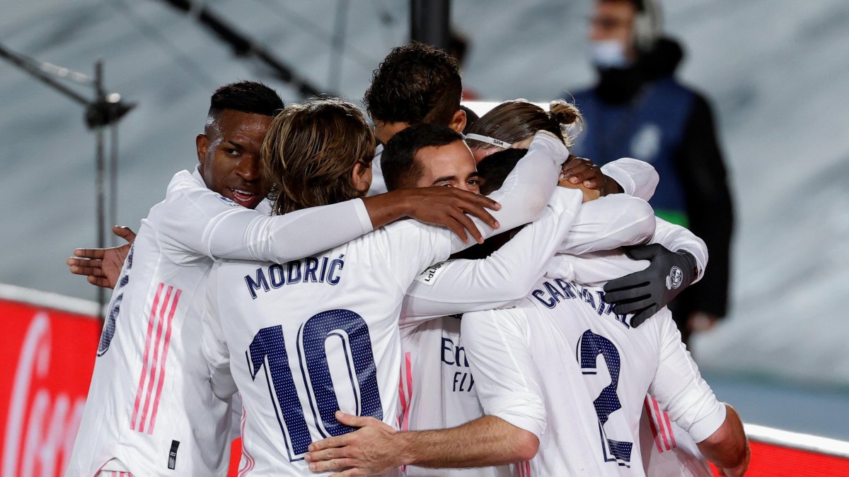 Los jugadores de Real Madrid festeja el segundo gol en el derbi de la capital española