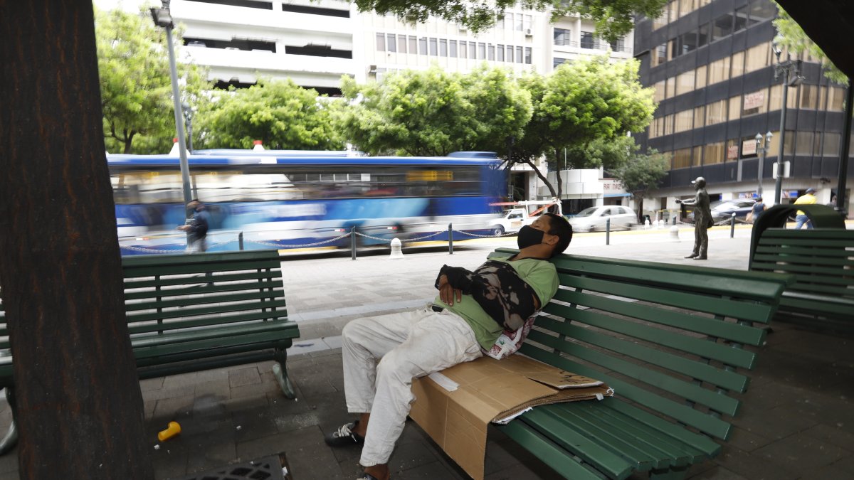 Transeúnte. Luis Anchundia vive en la calle desde hace 6 meses, para comer vende botellas con agua; a diario gana unos cinco dólares.