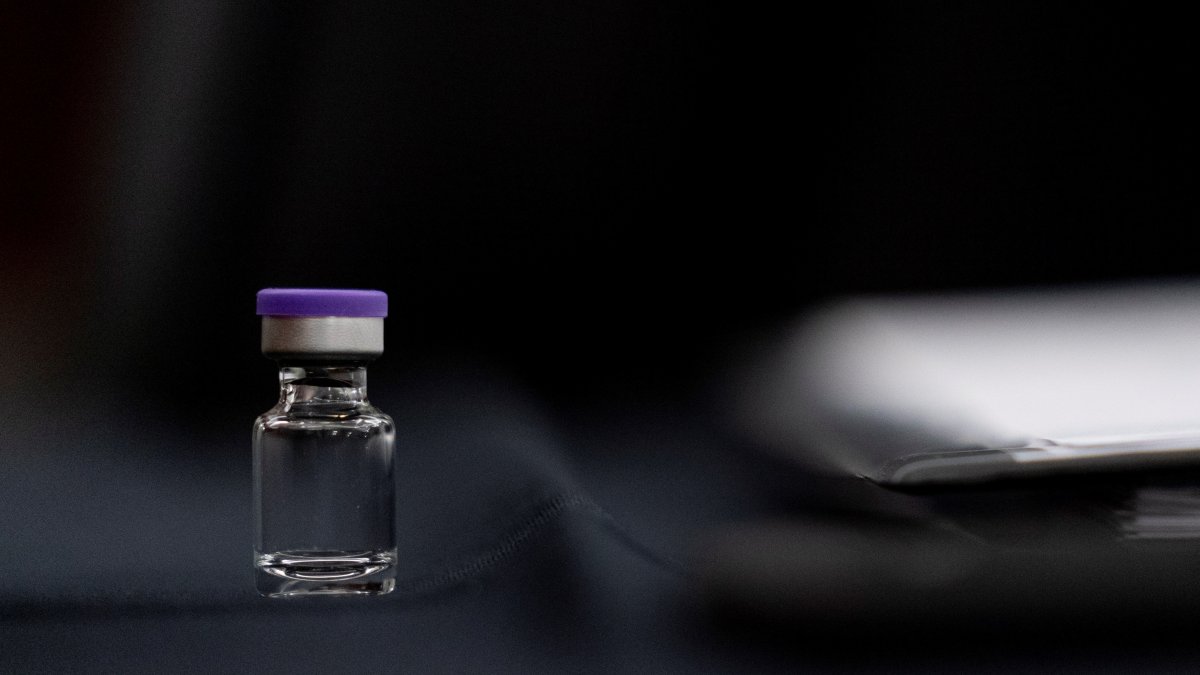 La semana que viene la FDA examinará la solicitud de autorización de la vacuna de Moderna. Si esa farmacéutica se suma a la operación de distribución las cantidades de dosis disponibles aumentarán significativamente.