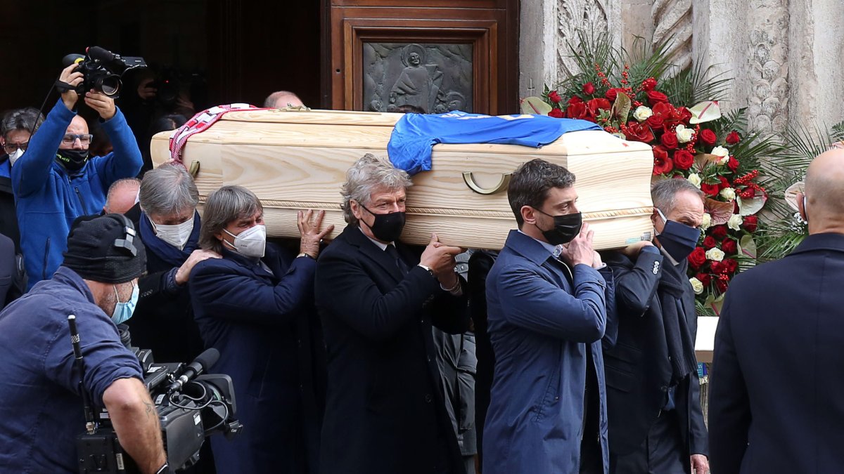 El féretro de Paolo Rossi llevado por familiares y allegados.