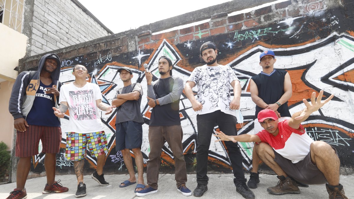 Organización. Jaime Figueroa, líder del Templo del Hip Hop (tercero de derecha a izquierda), junto a algunos socios.