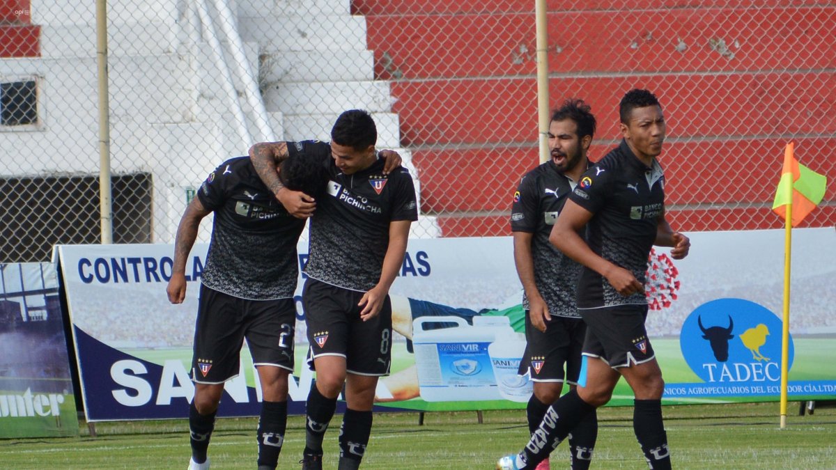 Los jugadores albos festejan el segundo gol de Rodrigo Aguirre, que sirvió para el empate transitorio