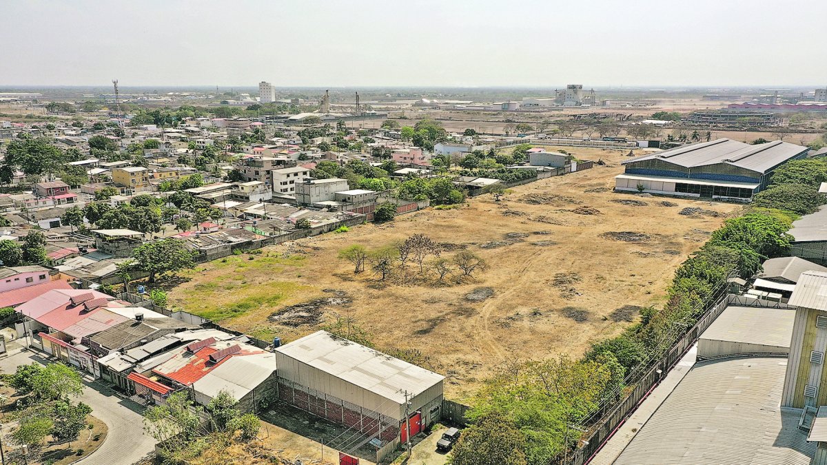 Una imagen desde lo alto del terreno adonde llegan los camiones para cargar productos. Al lado, el conjunto residencial afectado de la ciudadela Jardines de Panorama.