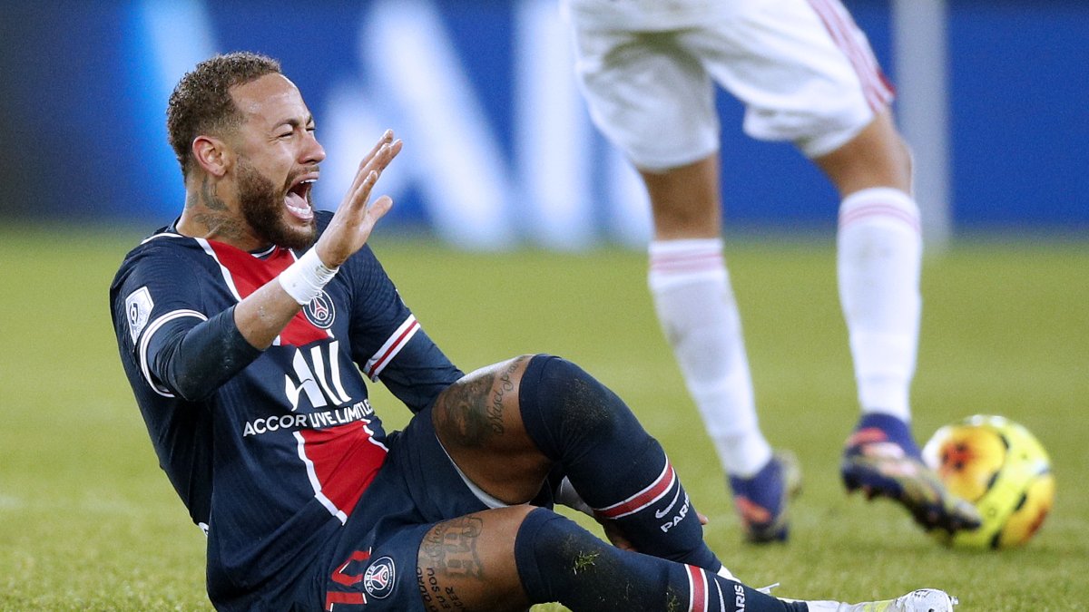 Neymar se queja por la lesión sufrida en la recta final del partido por la liga francesa