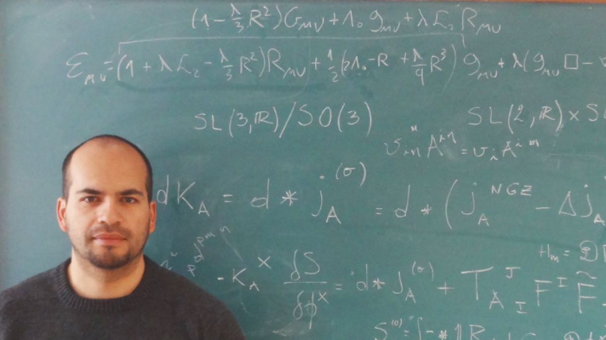 El investigador de la Universidad de Las Américas, Oscar Lasso, es el único en Ecuador que investiga los agujeros de gusano.