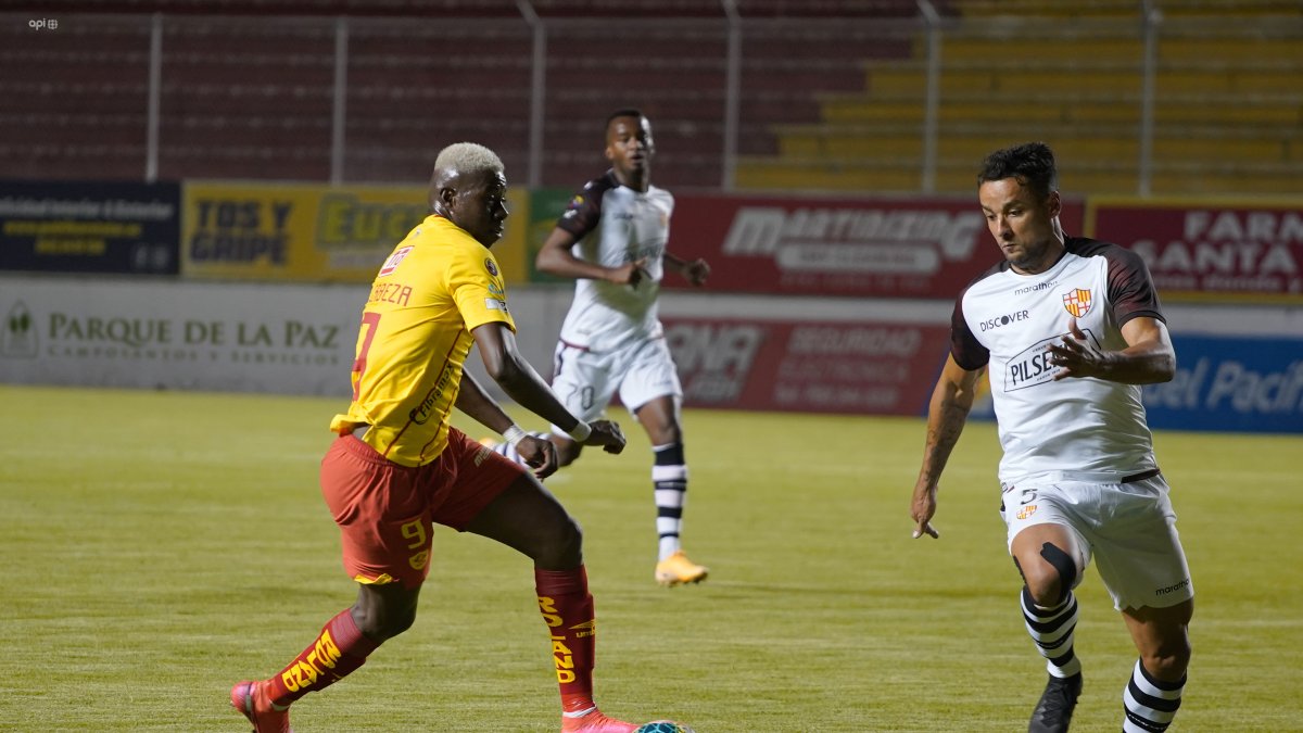 Gabriel Marques (d) salió lesionado en la derrota que Barcelona sufrió ante Aucas.