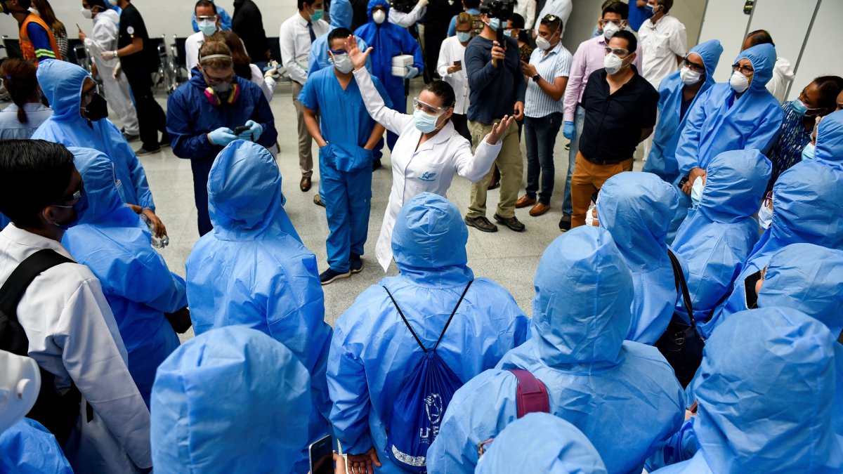 Médicos y trabajadores de salud se preparan en un improvisado hospital en el Centro de Convenciones en Guayaquil.