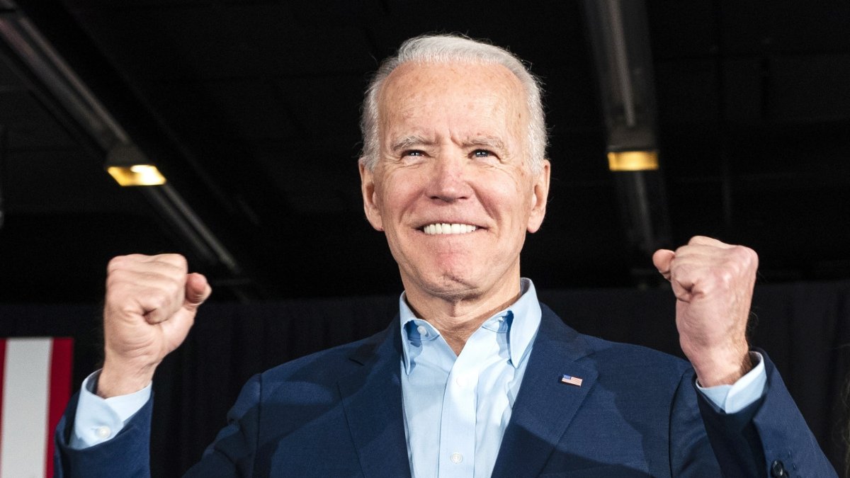 El candidato demócrata Joe Biden saluda a sus simpatizantes el 3 de frebrero de 2020, durante el caucus de Iowa, en Des Moines (EE.UU.).