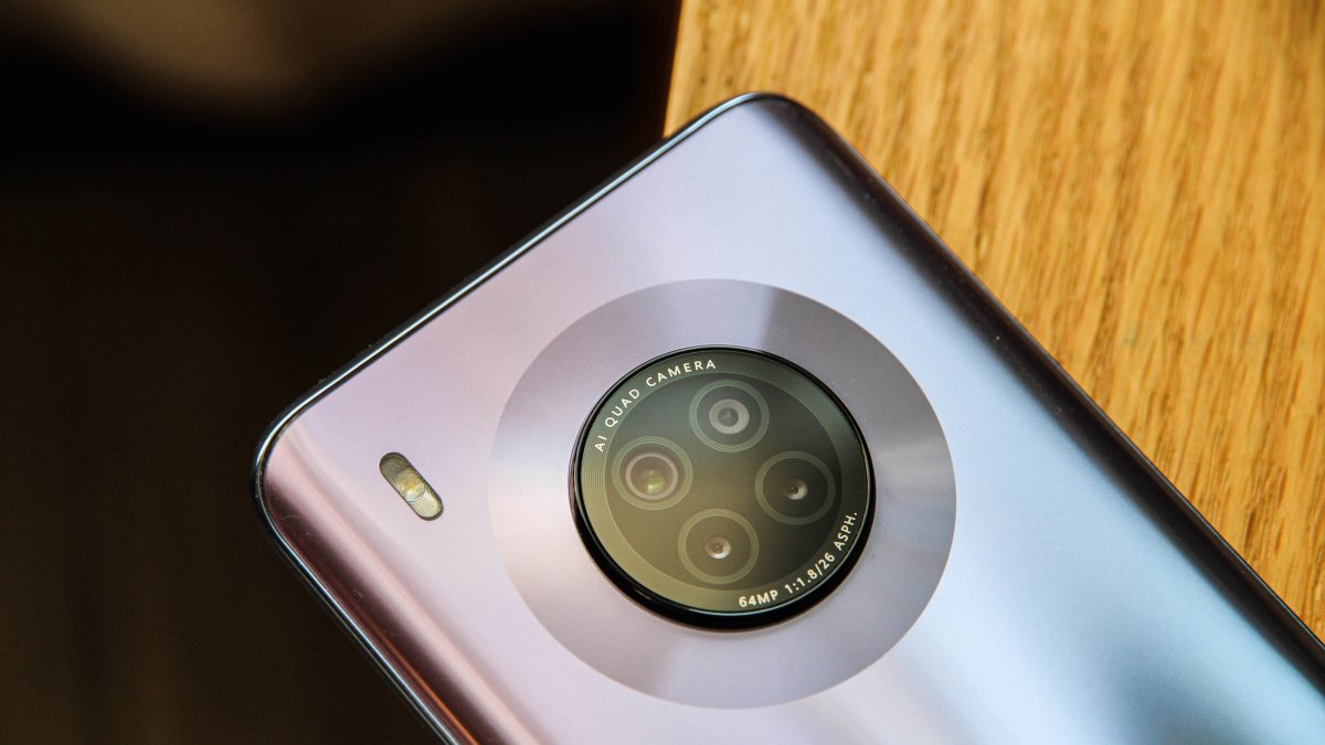 El Huawei Y9a cuenta con un total de cuatro cámaras en su parte trasera, con la cámara principal luciendo un sensor de imagen de 64MP.