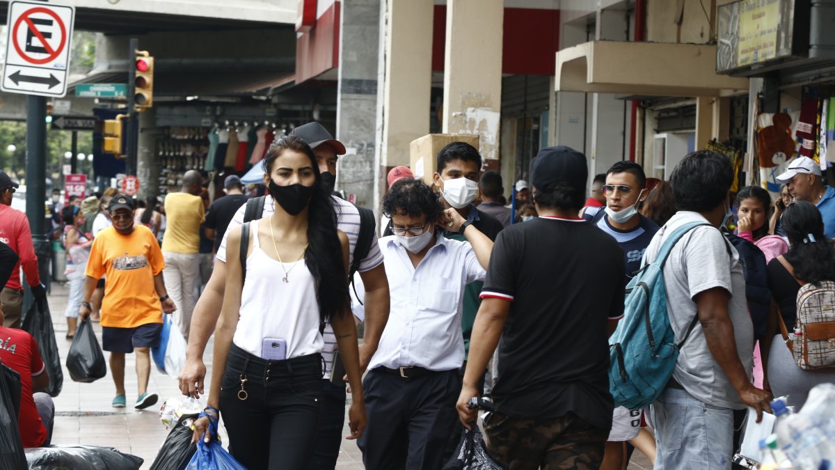 Transeuntes usan mascarillas durante su paso por la Bahía.