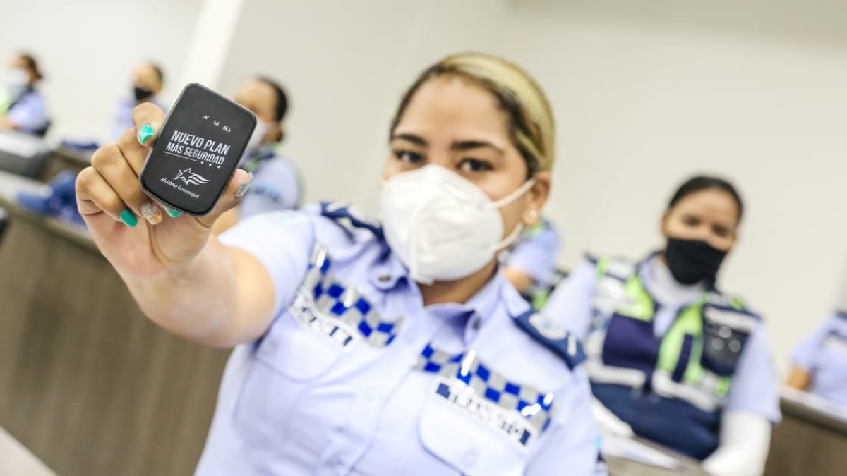 164 agentes civiles de tránsito recibieron este botón para tener más seguridad cumpliendo su trabajo.