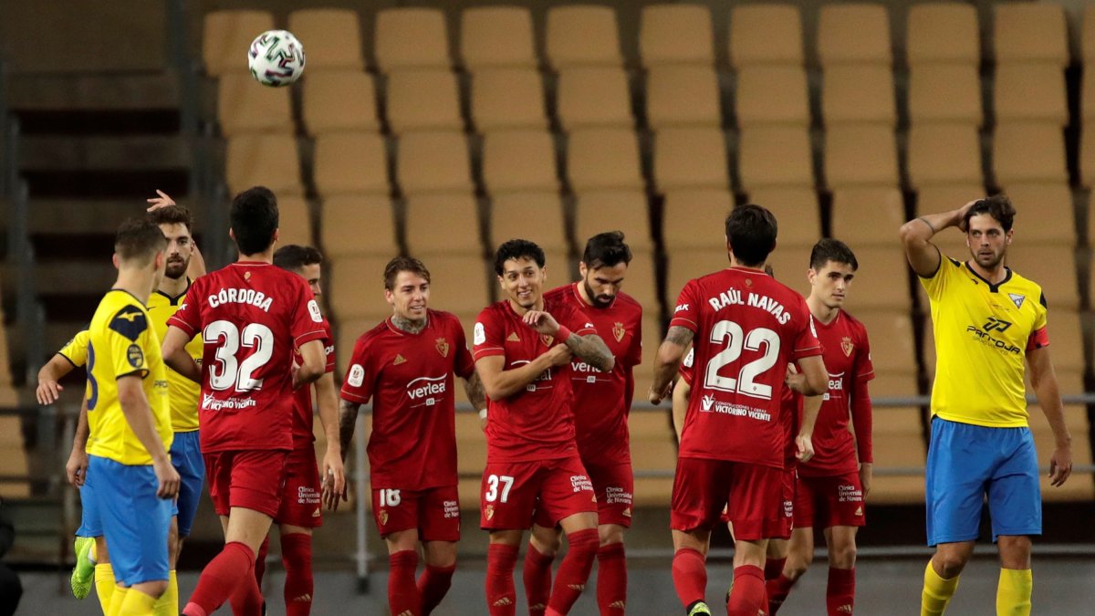 El ecuatoriano Kike Saverio (37) es felicitado por sus compañeros tras anotar el cuarto gol del equipo.