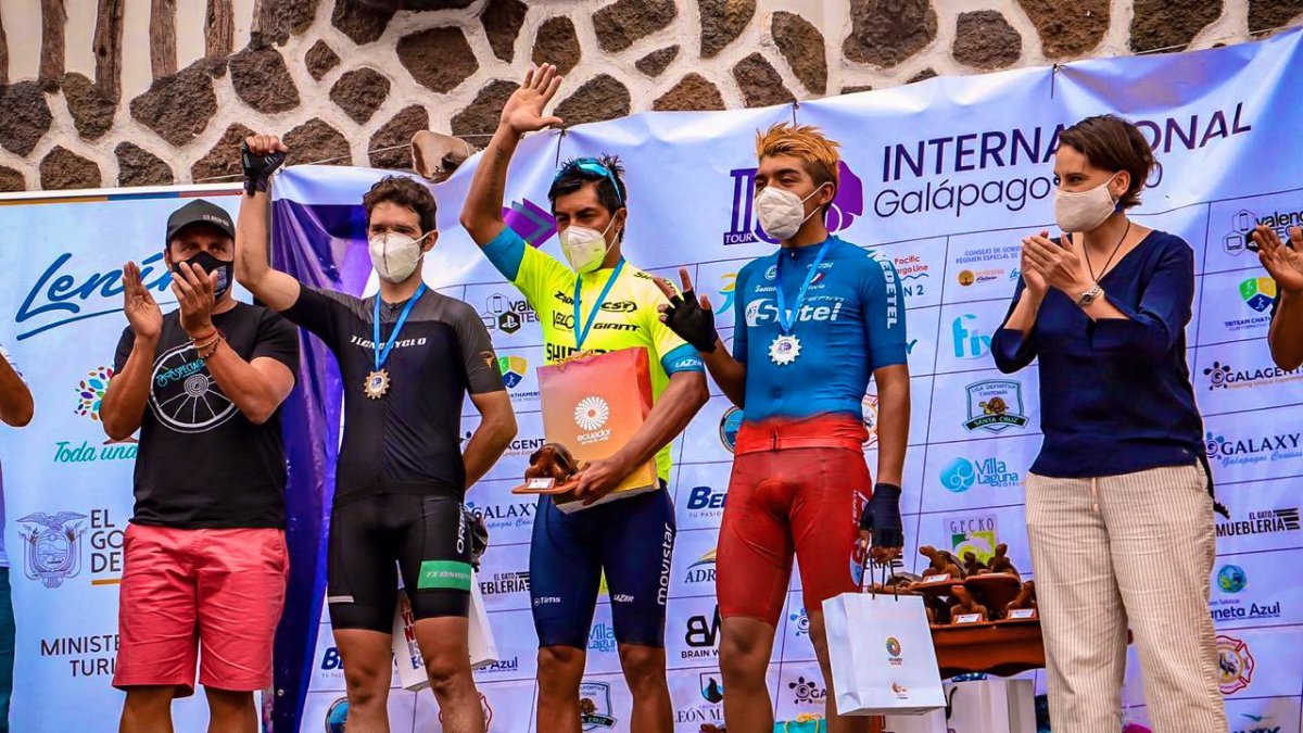 El ciclista ecuatoriano Jorge Montenegro (c) se impuso en la categoría élite de la prueba.