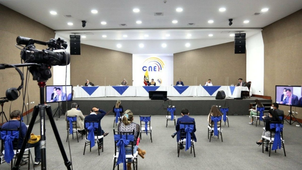 CNE y el TCE en disputa por la participación de Álvaro Noboa en las elecciones.