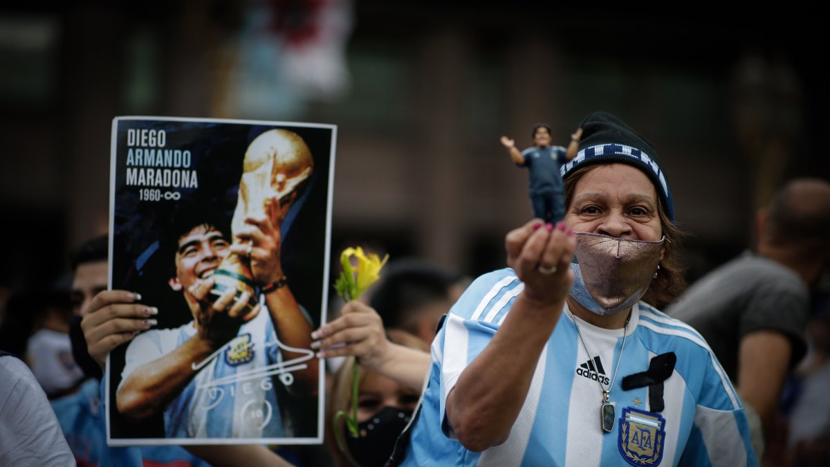 Los hinchas argentinos despidieron por varios días al astro argentino. Aún lo lloran.