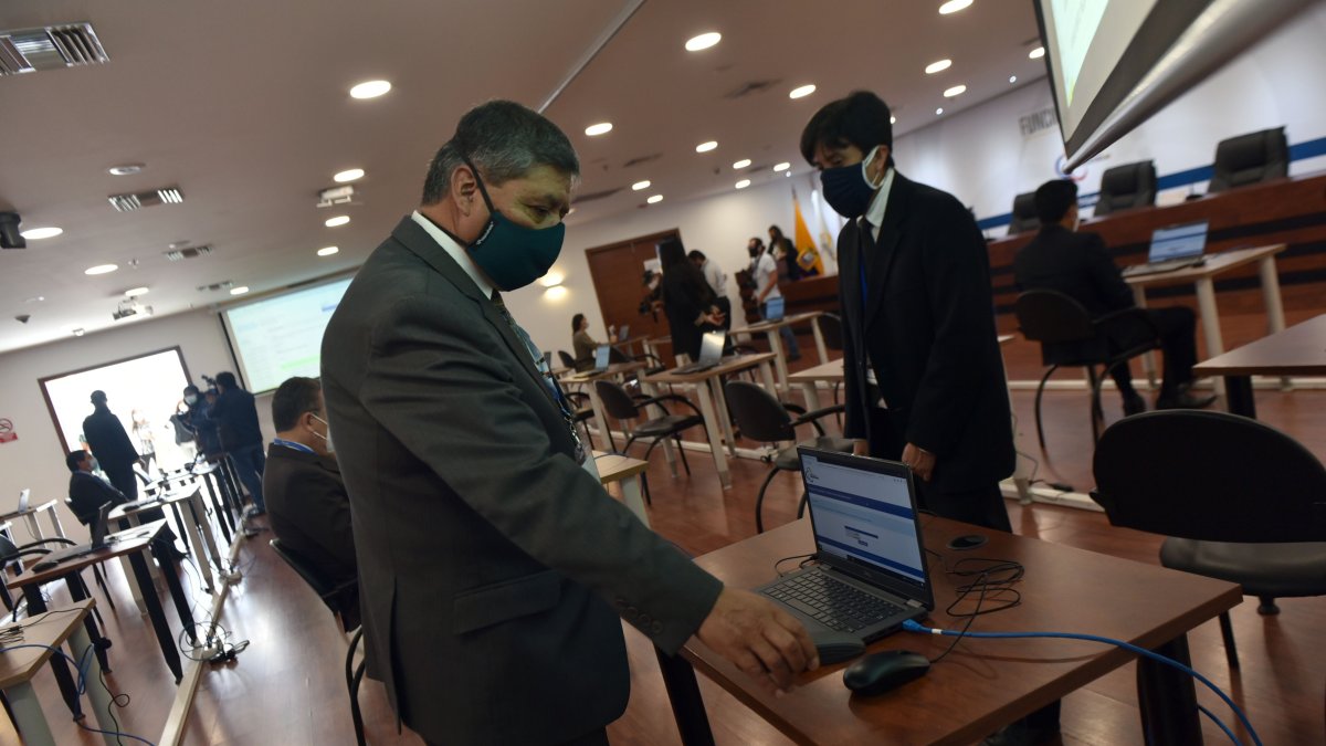 Preguntas. Los postulantes a jueces de la Corte Nacional respondieron el sábado 100 preguntas en una prueba teórica.