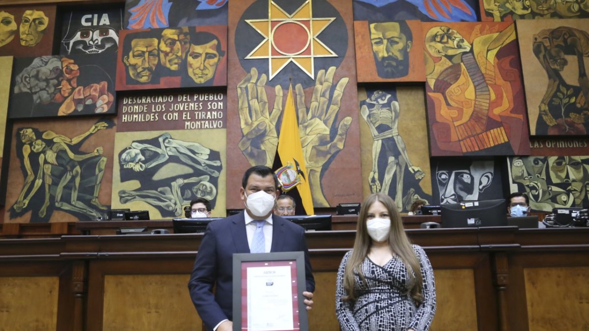 Reconocimiento. César Litardo recibe el certificado ISO 37001 a su sistema de gestión antisobornos de manos de María Isabel Muñoz, de AENOR.