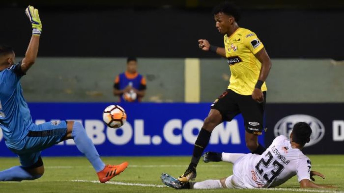 Darío Aimar, defensa de Barcelona, se rompió el ligamento cruzado anterior.