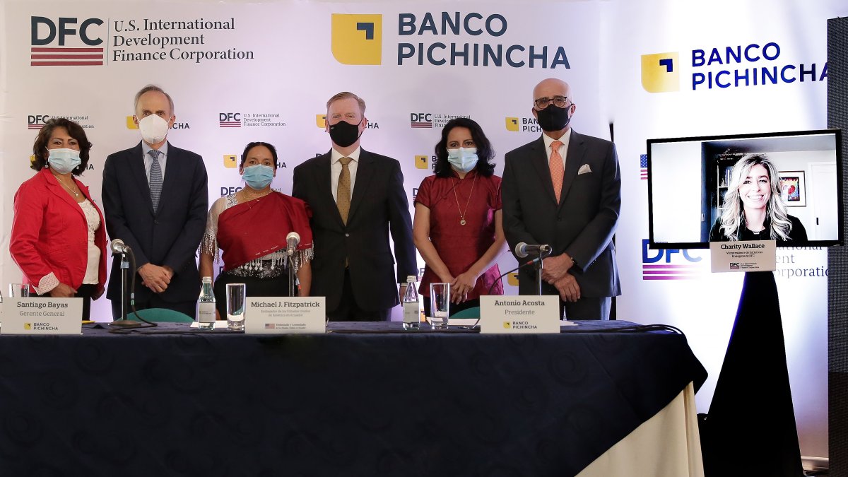 El embajador de Estados Unidos estuvo como testigo del acuerdo.