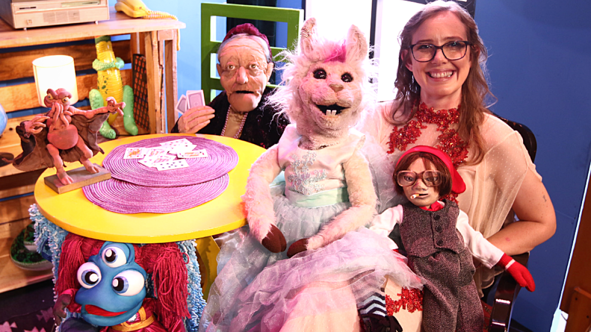 Valiana Areco junto a sus títeres favoritos.
