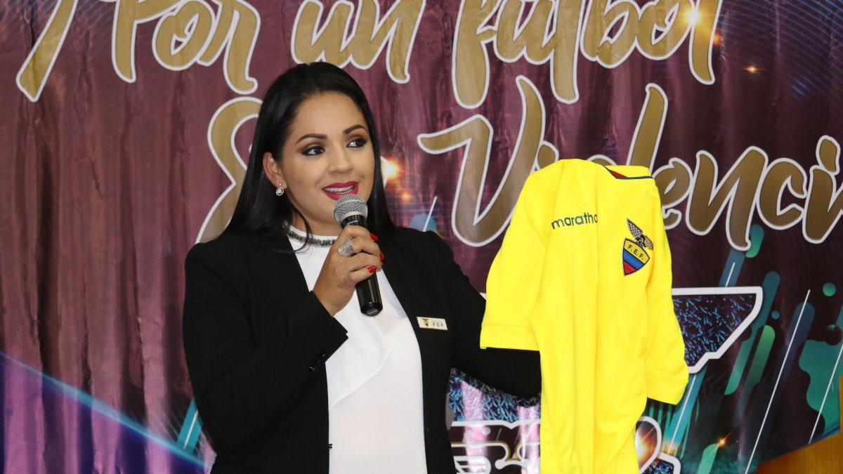 Daniela Ojeda, portavoz de la Federación Ecuatoriana de Fútbol.