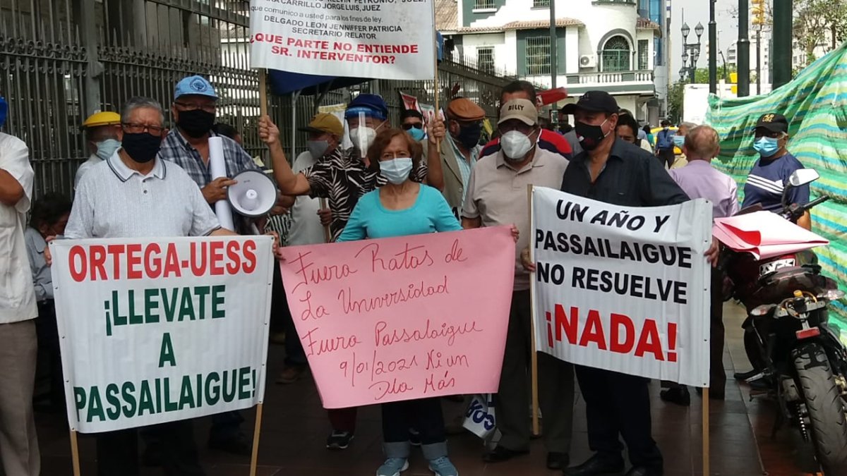 Los manifestantes se apostaron en los exteriores del Palacio de Justicia de Guayaquil.