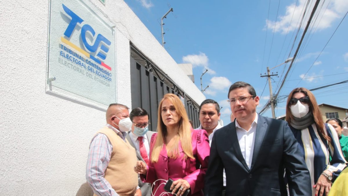 Sylka Sánchez llegó al TCE junto a su esposo y aspirante al vicepresidencia, Gino Cornejo.