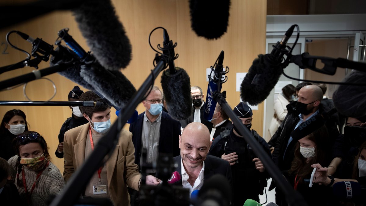 El abogado de Charlie Hebdo, Richard Malka, habló con los medios este miércoles después de que se pronunciara el veredicto en el juicio de los ataques terroristas de Charlie Hebdo en el juzgado de París, Francia.