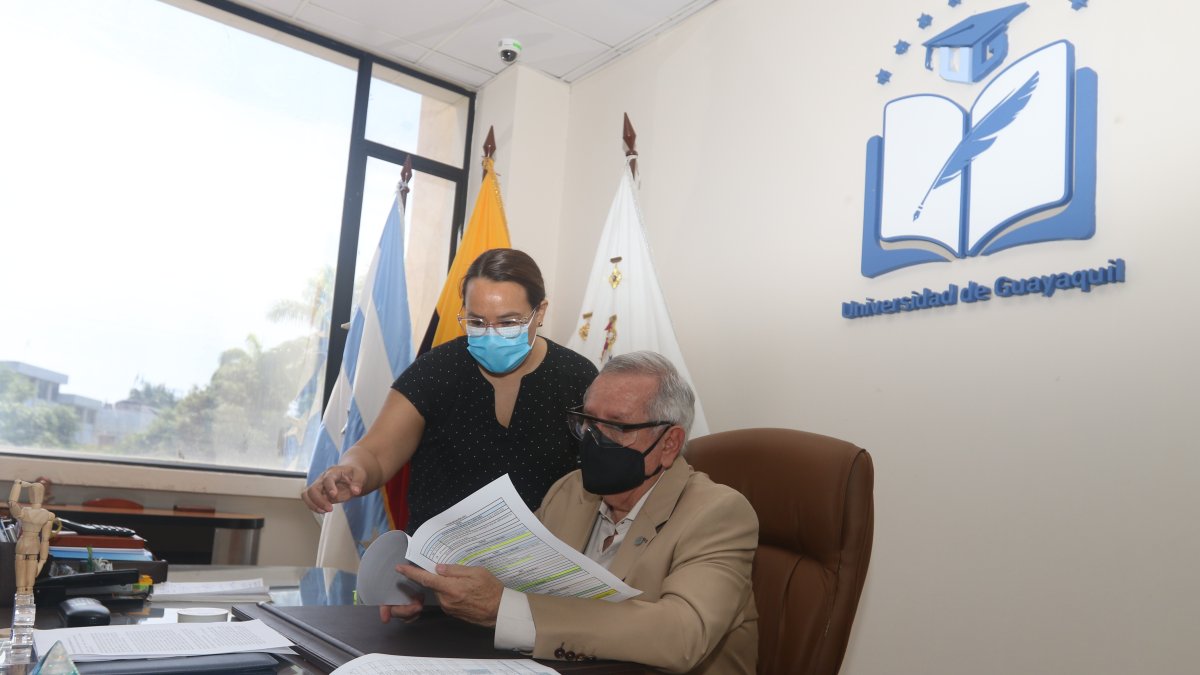 Roberto Passailaigue, interventor y rector de la Universidad de Guayaqauil; y Monserrat Bustamante, vicerrectora y miembro de la CIFI.
