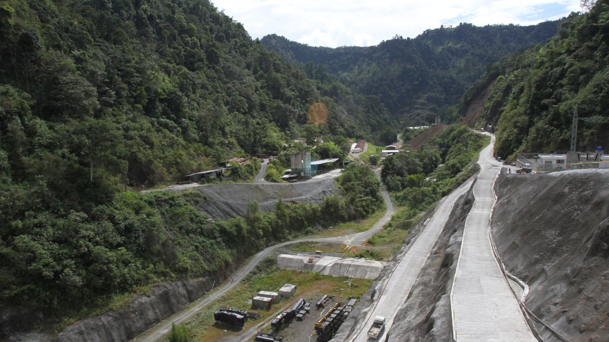 La construcción estaba a cargo de CWE (China International Water & Electric), compañía que el 10 de diciembre de 2010 firmó un contrato con Hidrotoapi por $ 240’486.358,21.