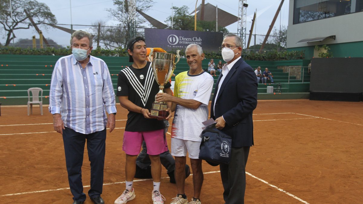 Los campeones del evento, durante el evento de premiación.