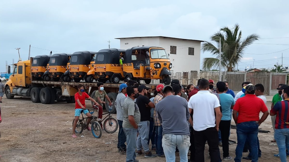 Queja. Un solar vacío del barrio Las Brisas suele ser utilizado para guardar las unidades sin permisos en Playas
