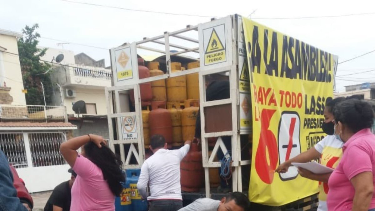En la foto de observa propaganda electoral pegada en tanques de gas.