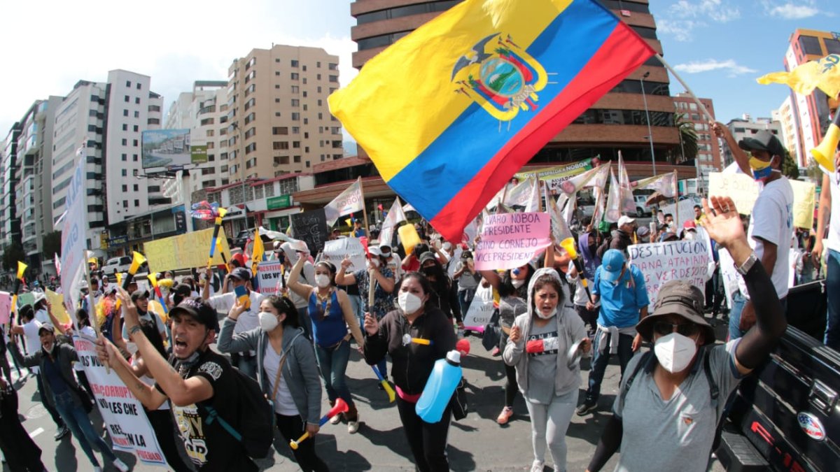 Protestas. Nuevamente ayer simpatizantes del empresario Álvaro Noboa hicieron un plantón afuera del CNE.